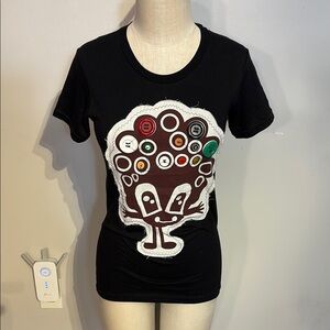 Black Fitted Graphic Short Sleeve Tee with fun button detail